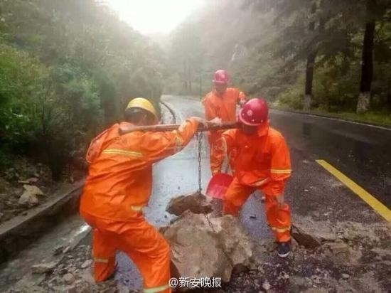 消防官兵抢修公里