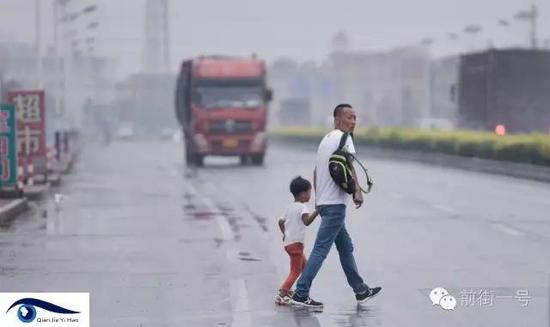 不时有路人穿行马路。