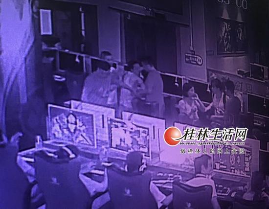 曾某、小芳在网吧同时被办案民警控制住。