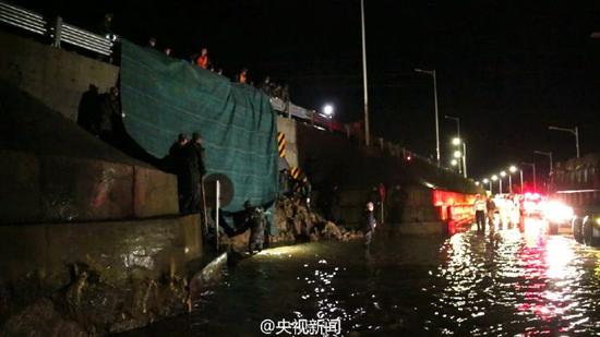 安徽芜湖发生溃坝 3千多人被洪水围困(组图)