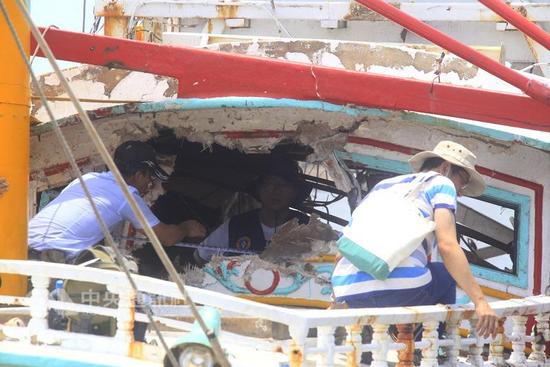 遭“雄三”导弹误射，被贯穿的台湾渔船(图片来源：“中央社”)