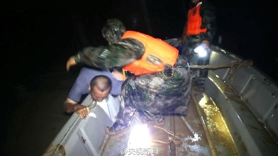 安徽芜湖发生溃坝 3千多人被洪水围困(组图)