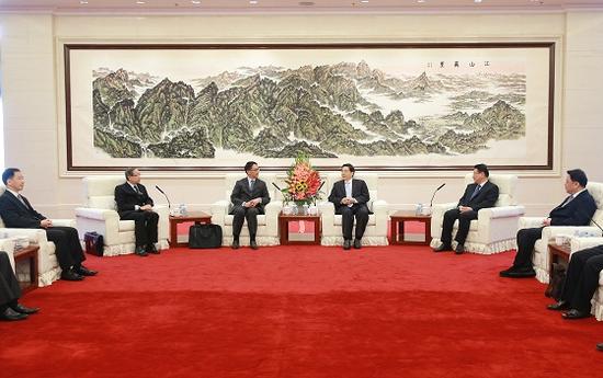 7月5日，国务委员、公安部部长郭声琨在北京会见了参加内地与香港通报机制磋商的香港特区政府律政司司长袁国强、保安局局长黎栋国等一行。