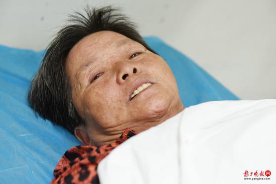 老人被救。图片均由潘静摄