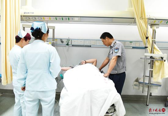 警方将老人送到医院救治