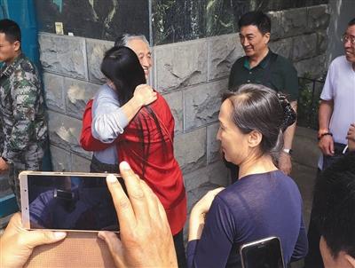 7月1日，终审被判无罪的孙长松离开看守所，与等待他的家人拥抱。