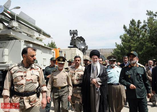 图为哈梅内伊参观伊朗革命卫队航空展。