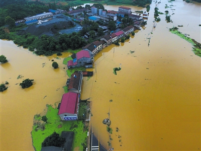 湖南岳阳云溪区暴雨洪涝重灾区。截至7月5日16时，湖南共有400万人受灾。新华社发