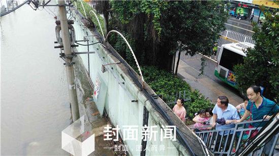 防洪墙外的水位已超过了路面。