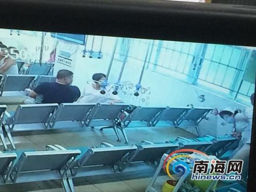 护士被殴打（右）