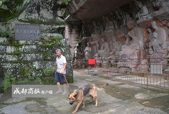 文管员牵着狼狗巡逻