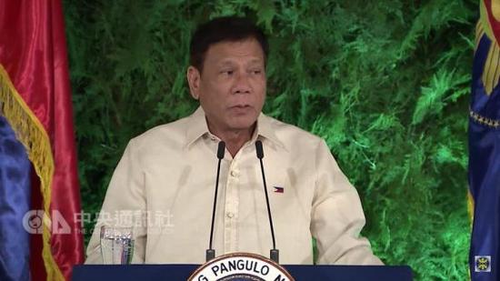 菲律宾总统当选人杜特尔特30日中午在马拉卡南宫黎刹厅宣示就职，任期6年，成为菲律宾第16任总统。图为杜特尔特发表约15分钟的演说。 （图片来源：马拉卡南宫广播暨电视局网站）