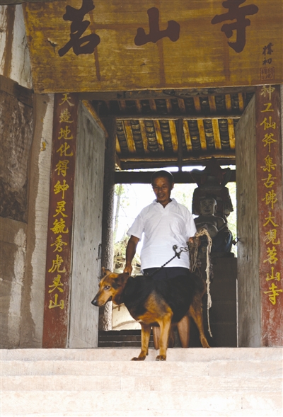安岳茗山寺，文管员曾祥余牵着狼狗巡逻