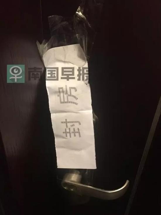 7月7日，记者来到事发酒店10楼，看见案发的109号房房门关闭，上面贴有“封房”字样的封条。