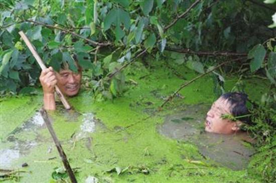 陈昌寿兄弟俩相继下到巢湖潜水寻找涵洞