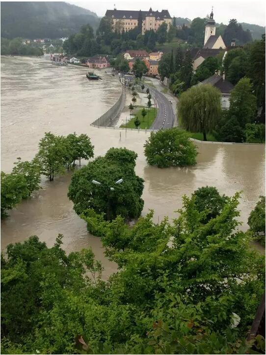 网上所创的欧洲“防洪神器”的图片。