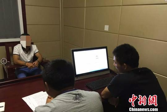 犯罪嫌疑人正在被审讯。　警方供图