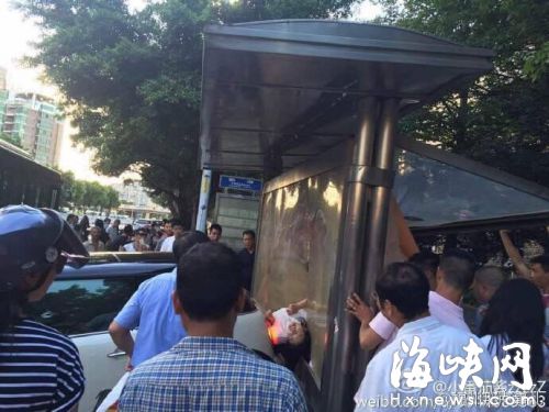 MINI车撞上公交车后冲上站台（网友图）