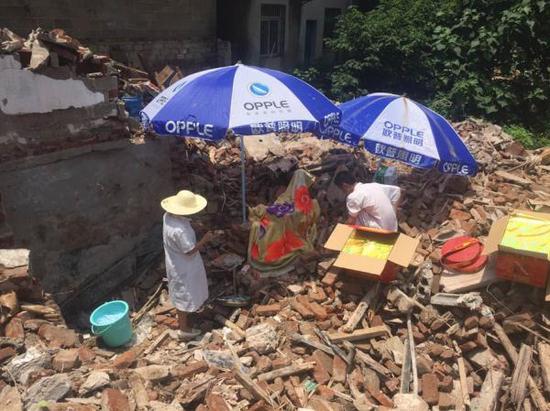 7月7日，杨君终于在自家的房屋拆迁废墟里找到了母亲龚雪辉遗体。