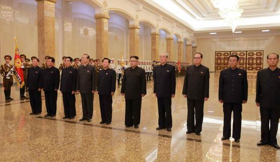 金正恩与朝鲜劳动党中央委员会副委员长们一同参谒锦绣山太阳宫（网页截图）