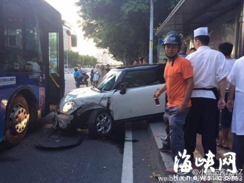 　MINI车撞上公交车后冲上站台（网友图）