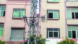 男子爬上电力铁塔