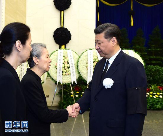 7月8日，陈锦华同志遗体在北京八宝山革命公墓火化。习近平、李克强、张德江、俞正声、刘云山、王岐山、张高丽、胡锦涛等前往八宝山送别。这是习近平与陈锦华亲属握手，表示深切慰问。新华社记者 张铎 摄