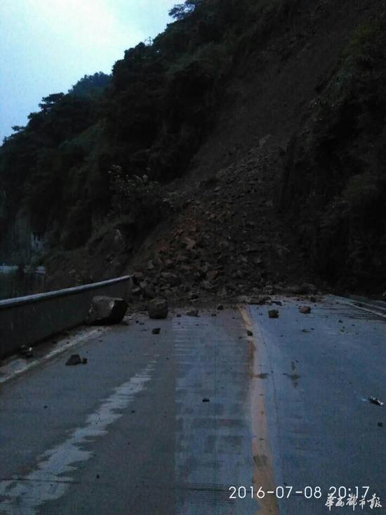 整片山崖垮到路上