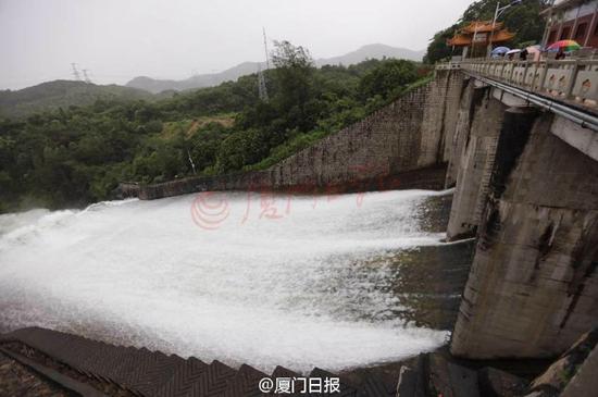 厦门汀溪水库泄洪 流量达88方每秒场面壮观(图