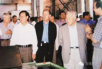 2001年9月,陈锦华同志在大连造船厂考察