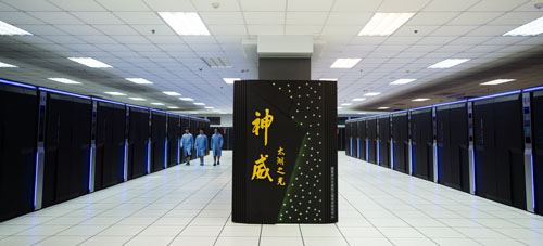 三名研发工程师走过“神威·太湖之光”超级计算机（6月16日摄）。 新华社记者李响摄