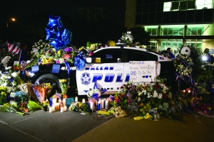 　8日，达拉斯警察局外设立的临时纪念场所摆满了鲜花等纪念物。新华社发