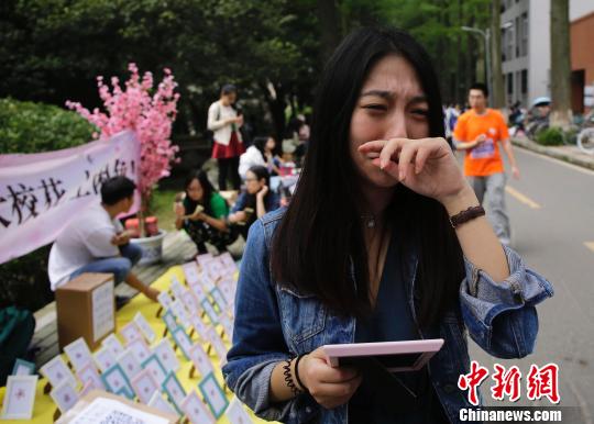 图为看到樱花标本想起即将毕业去德国，不知何时再回武大的女生当场泪奔。　赵小燕 摄