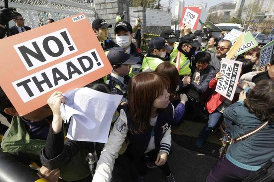 反对在韩国部署萨德的韩国民众。专家认为，在正式部署之前还能做韩国的工作。