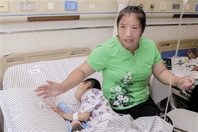 杨女士因为救子心切导致儿子受伤，陷入到无尽自责中。 记者 敖一航 摄