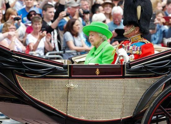 6月11日，在英国伦敦，英女王伊丽莎白二世和丈夫菲利普亲王乘马车返回白金汉宫。 新华社记者韩岩摄