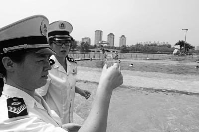 7月6日，北京市卫生监督所检查人员来到朝阳区朝阳公园检查露天游泳池水质。
