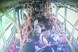 　　阿伯拿出小刀指向与他发生口角的乘客（公交视频截图）。