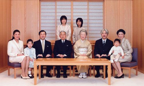 2009年12月16日，日本东京，宫内厅发布皇室家庭照，包括明仁天皇(中左), 美智子皇后(中右)的皇室成员拍摄新年全家福。从左至右分别为爱子公主、雅子太子妃、德仁皇太子、真子公主，加古公主、文仁亲王、悠仁王子和纪子王妃。