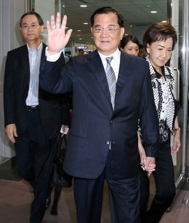 针对南海仲裁结果，国民党前主席连战(中)表示完全无法认同。（图片来源：台湾《联合报》）
