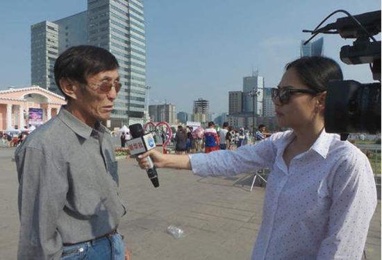 （建筑科技机械学院教授巴特尔在乌兰巴托成吉思汗广场接受新华社记者采访。新华社记者田栋栋摄）