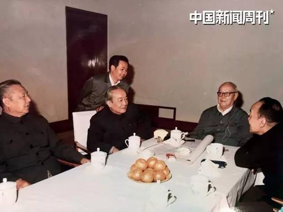 70年代末,叶选宁(站立者)和习仲勋(左一)、广东省委书记刘田夫(左二)、叶剑英(右二)和杨尚昆(右一)在一起。图|受访者提供