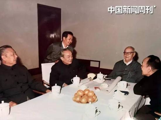 70年代末，叶选宁（站立者）和习仲勋（左一）、广东省委书记刘田夫（左二）、叶剑英（右二）和杨尚昆（右一）在一起。图｜受访者提供