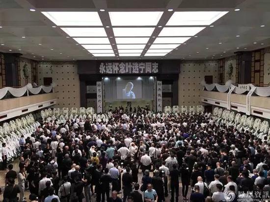 7月14日,叶选宁追悼会在广州举行。会场正中悬挂的叶选宁遗照,是他患病以后戴眼镜抽雪茄的微笑照片,哀乐不是官方的哀乐,而是他一直喜爱的一曲口琴。图|网络