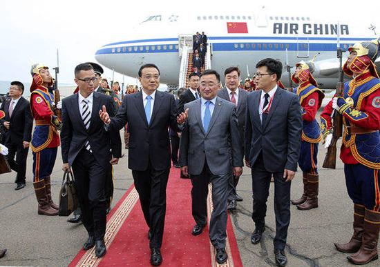 （7月13日，国务院总理李克强乘专机抵达乌兰巴托，开始对蒙古国进行正式访问，并出席在乌兰巴托举行的第十一届亚欧首脑会议。新华社记者庞兴雷摄） 