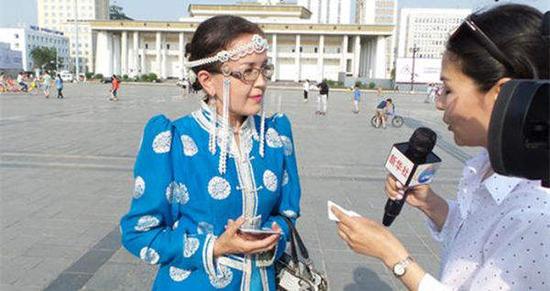 （蒙古国民间歌手乌音嘎在乌兰巴托成吉思汗广场接受新华社记者采访。新华社记者田栋栋摄）