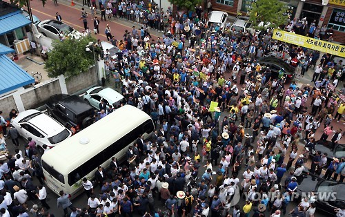 韩民众抗议萨德部署拦总理专车