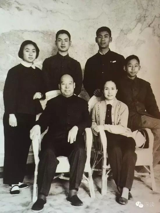 1966年5月,彭真夫妇和他们的子女。后排左起:傅彦、傅锐、傅洋、傅亮