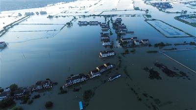 7月7日，江苏宜兴市杨巷镇部分村庄被大水所淹没。新京报记者 王飞 摄