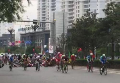 7月17日,环青海湖国际公路自行车赛开赛首日,最后冲刺阶段,一名男子突然横穿赛道,造成运动员集体大翻车。微博 图